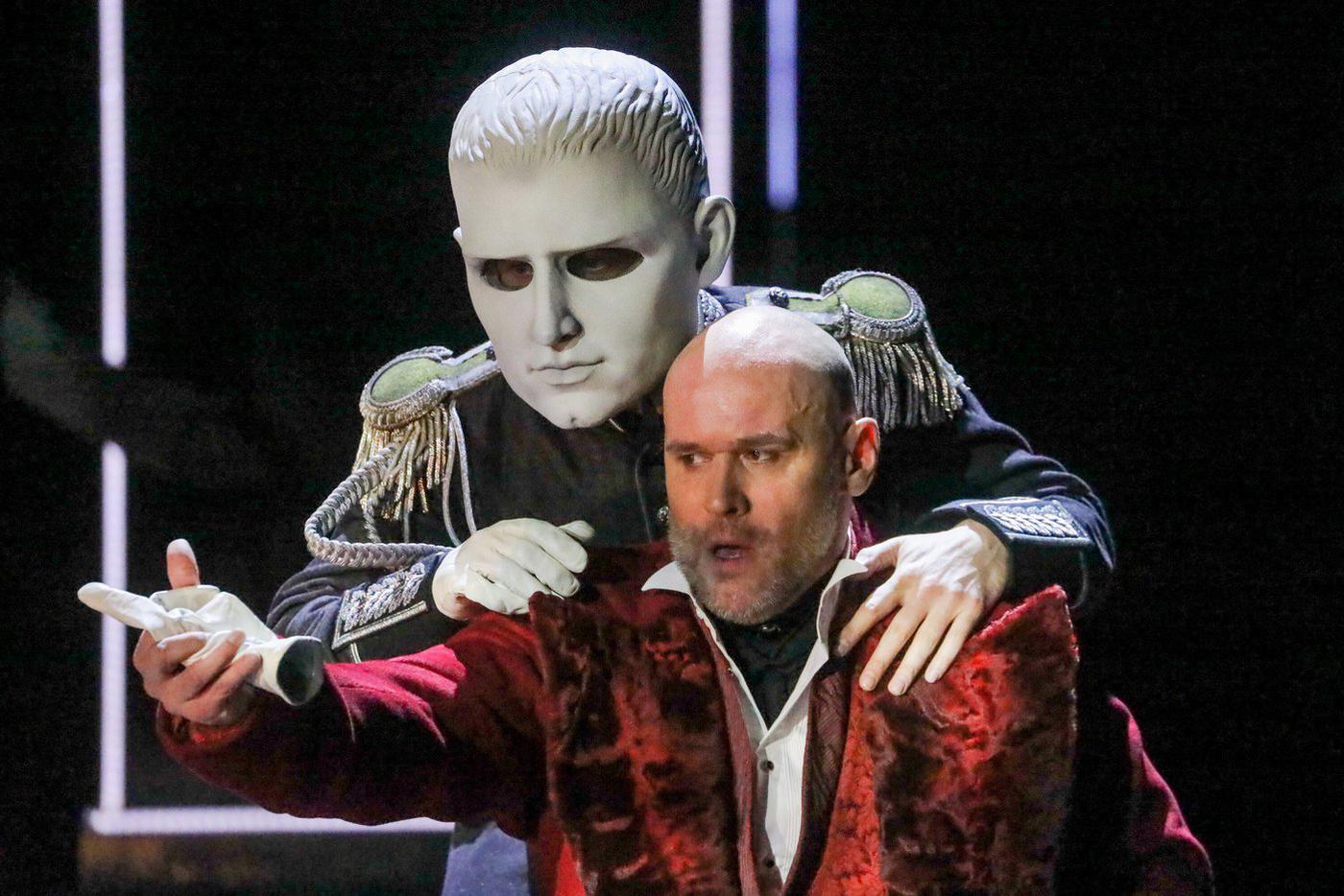 Актёр Максим Аверин в роли Арбенина во время предпоказа пластического спектакля "Арбенин. Маскарад без слов" на сцене Московского академического театра сатиры.