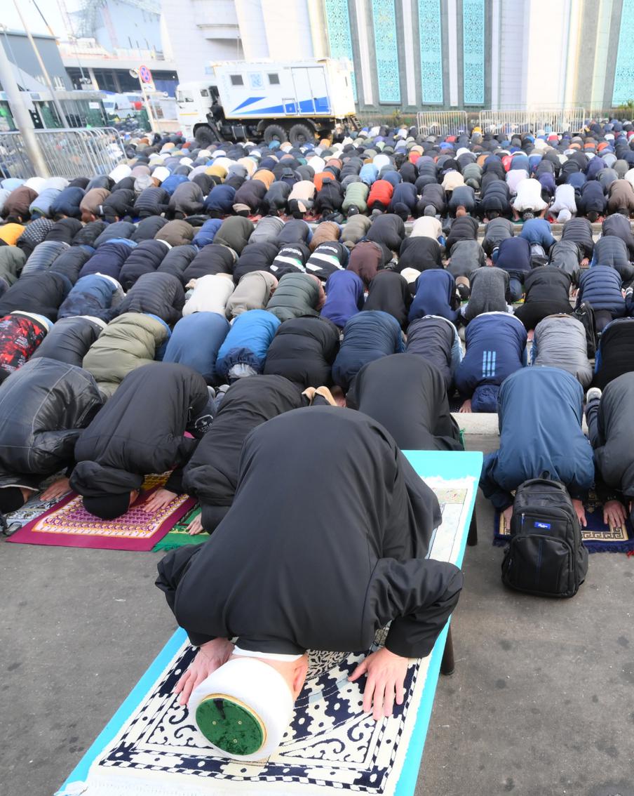 Тысячи мусульман собрались в Московской соборной мечети на Ураза-байрам. Утром 20 марта в столице началась праздничная молитва в честь окончания священного месяца Рамадан. В Московской соборной мечети и на прилегающих улицах собрались десятки тысяч верующих