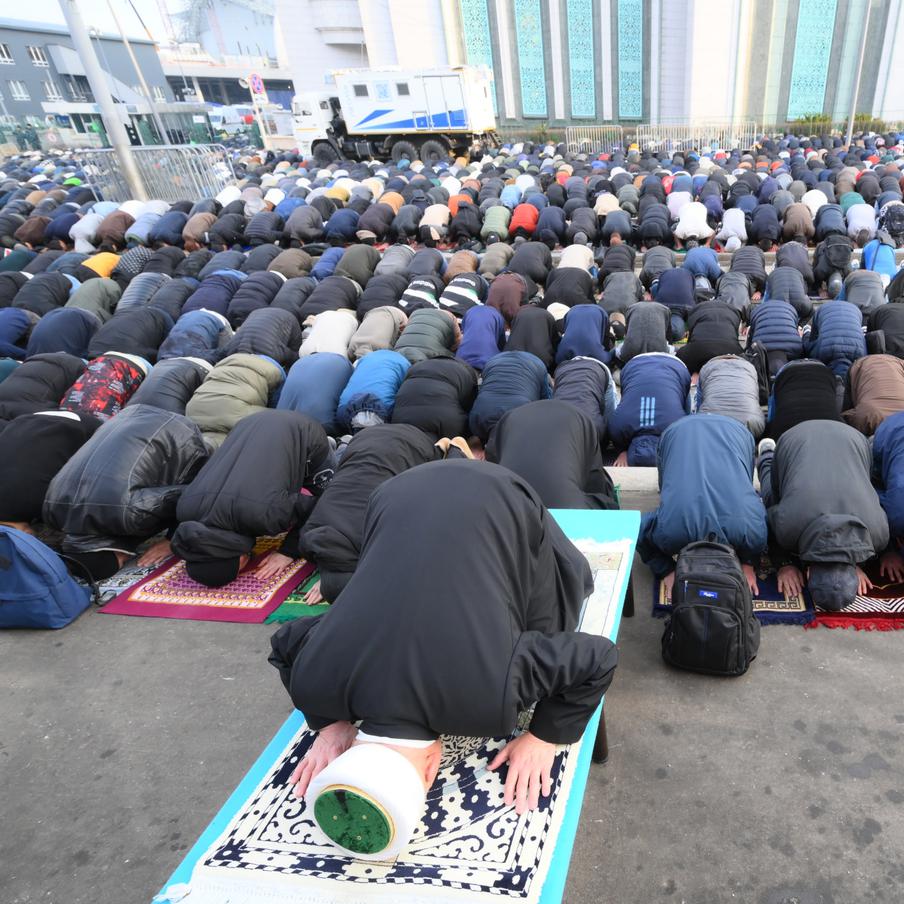 Тысячи мусульман собрались в Московской соборной мечети на Ураза-байрам. Утром 20 марта в столице началась праздничная молитва в честь окончания священного месяца Рамадан. В Московской соборной мечети и на прилегающих улицах собрались десятки тысяч верующих