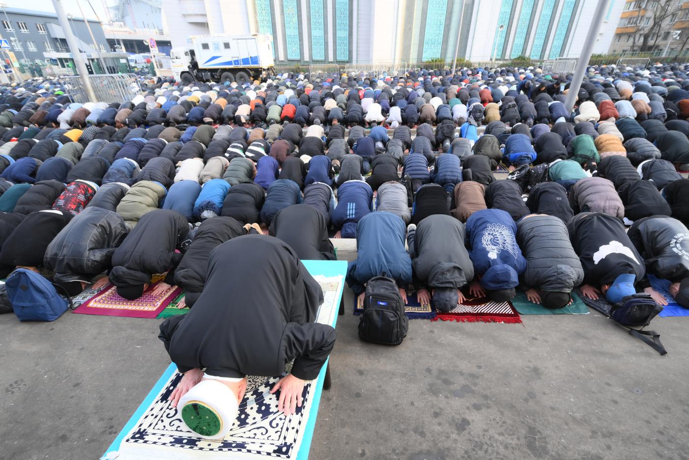 Тысячи мусульман собрались в Московской соборной мечети на Ураза-байрам