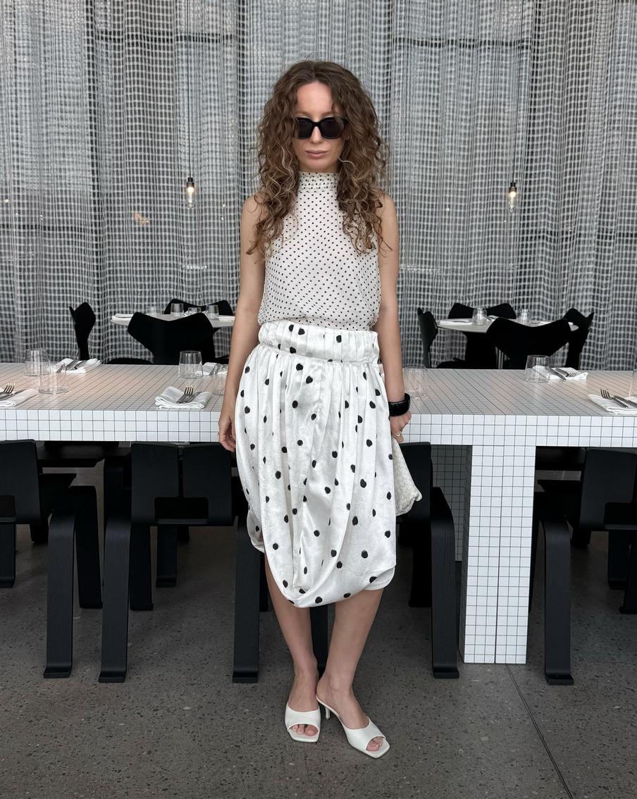 Сочетание принта разного размера делает образ эффектным.