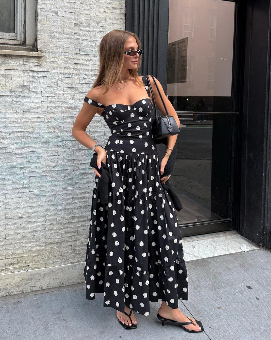 Горошек – самодостаточный принт, который не стоит перегружать другими деталями.