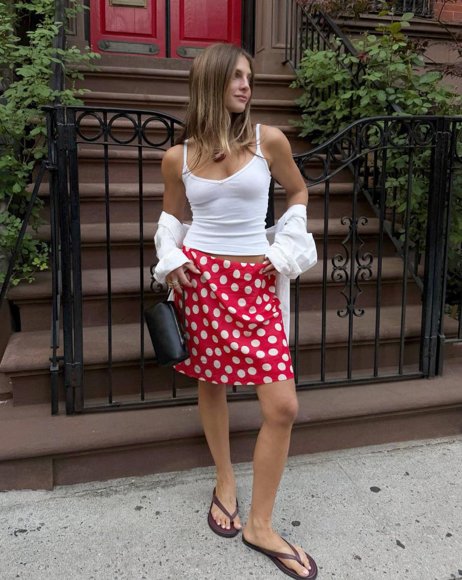 Юбка в горох + базовый топ – беспроигрышное сочетание.