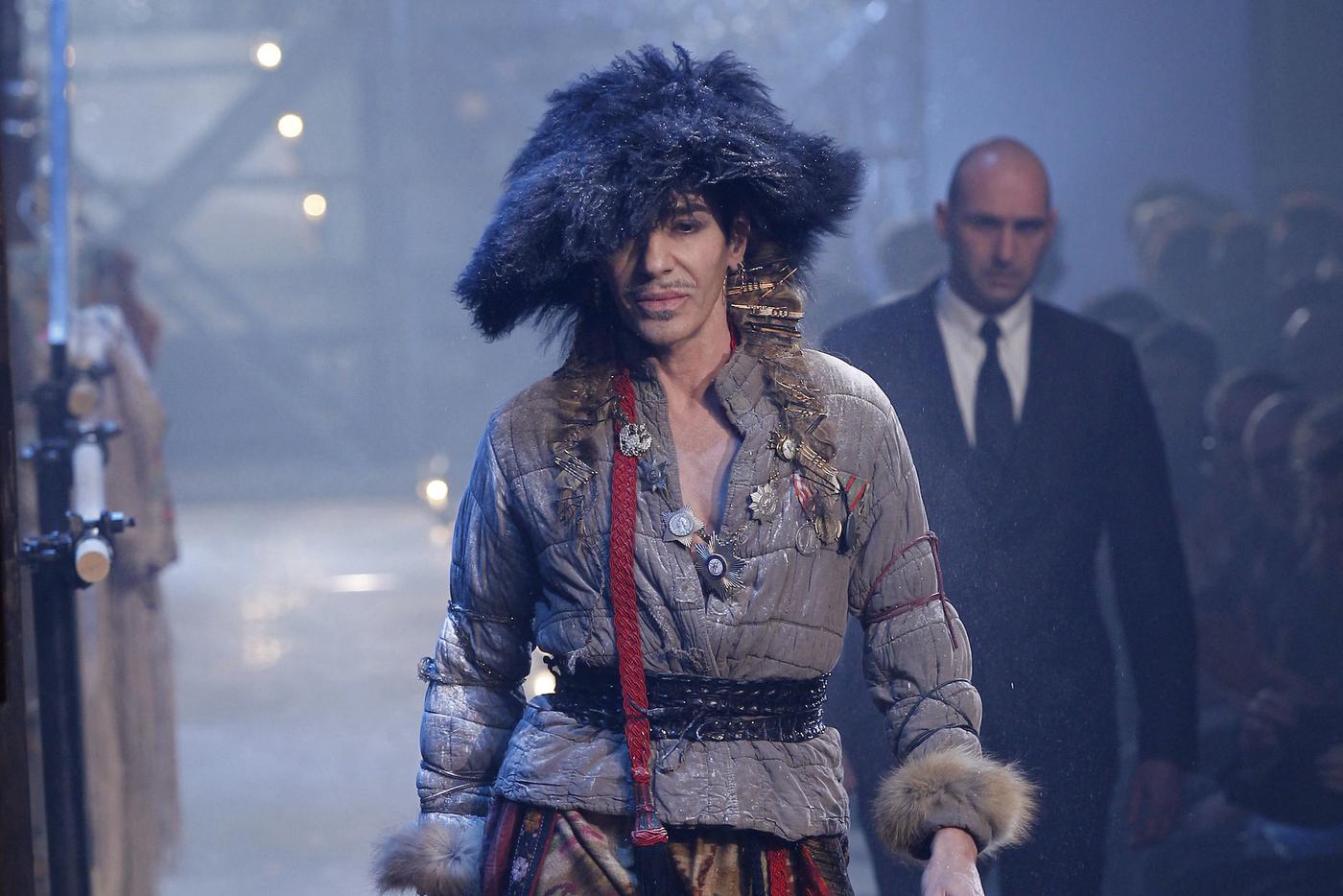 Zara объявила о сотрудничестве с Джоном Гальяно: что происходило в мире моды и красоты на этой неделе