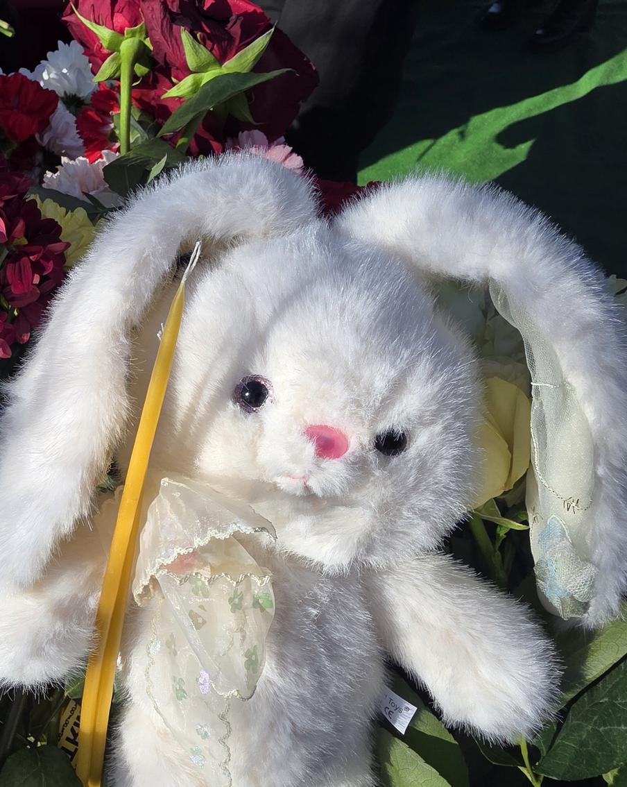 "Эта река уже забирала детей": в Звенигороде простились с 13-летней Алиной