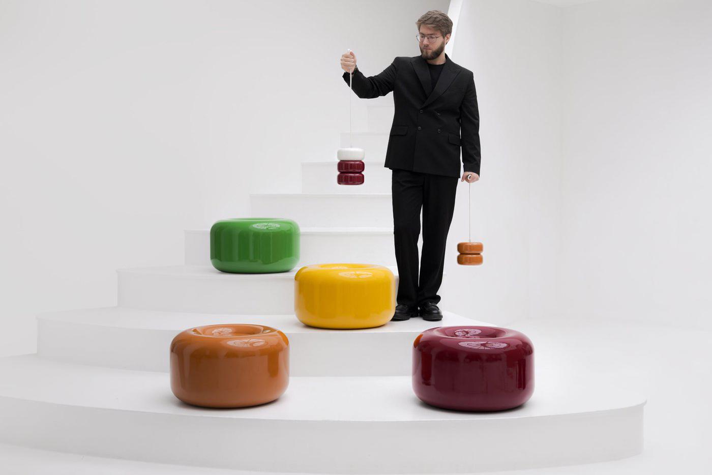 Максим Татаринцев в окружении своих работ.