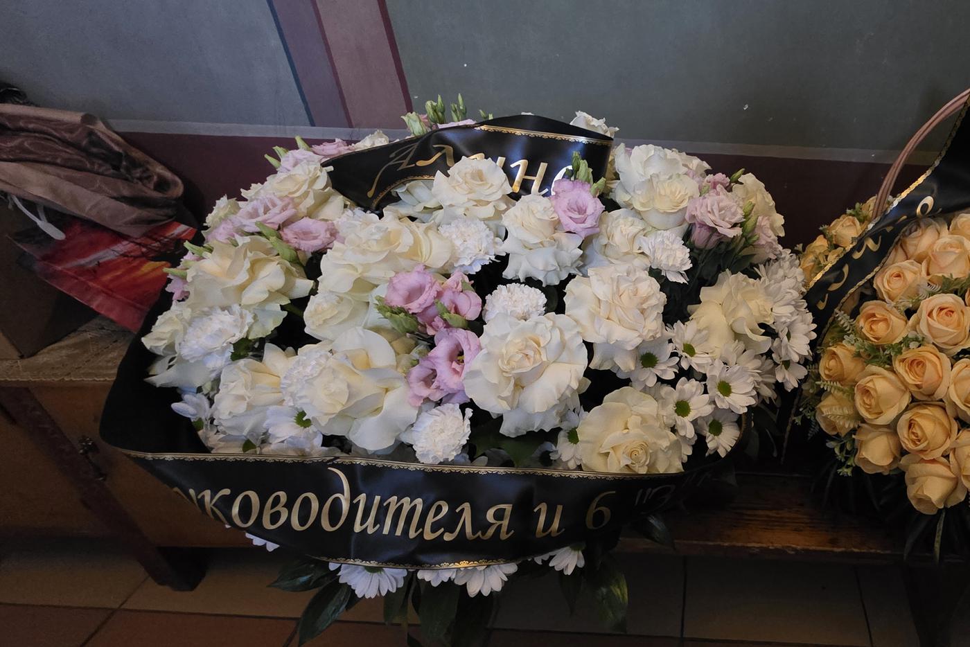 Корзины цветов – от учеников и классного руководителя.