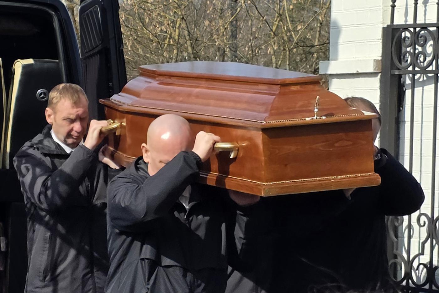 Гроб с телом Алины заносят в храм Звенигорода.