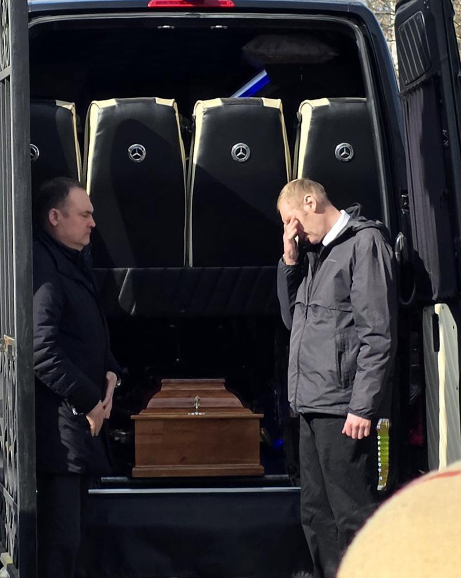 Даже работники ритуальной службы не могли сдержать слёз.