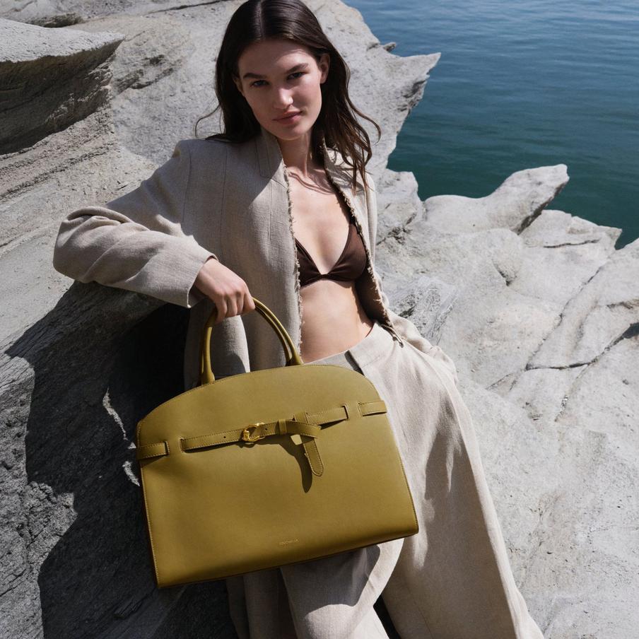 Новая макси-сумка в оттенке Seagrass подходит не только для городских будней, но и для расслабленных уик-эндов.