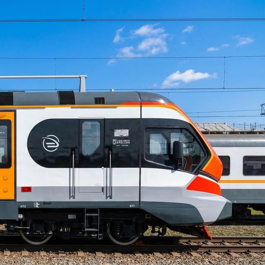 Обновлённый электропоезд ЭП2ДМ с мятным салоном успешно прошел обкатку на Ярославском направлении. Обновленный электропоезд ЭП2ДМ с мятным салоном впервые вышел на Ярославское направление. Состав совершил тестовую поездку без пассажиров вне часа пик по маршруту Пушкино — Сергиев Посад и обратно