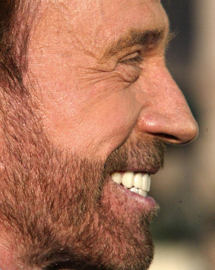 "Каждый год грипп делает прививку от Чака Норриса": как крутой Уокер стал героем мемов