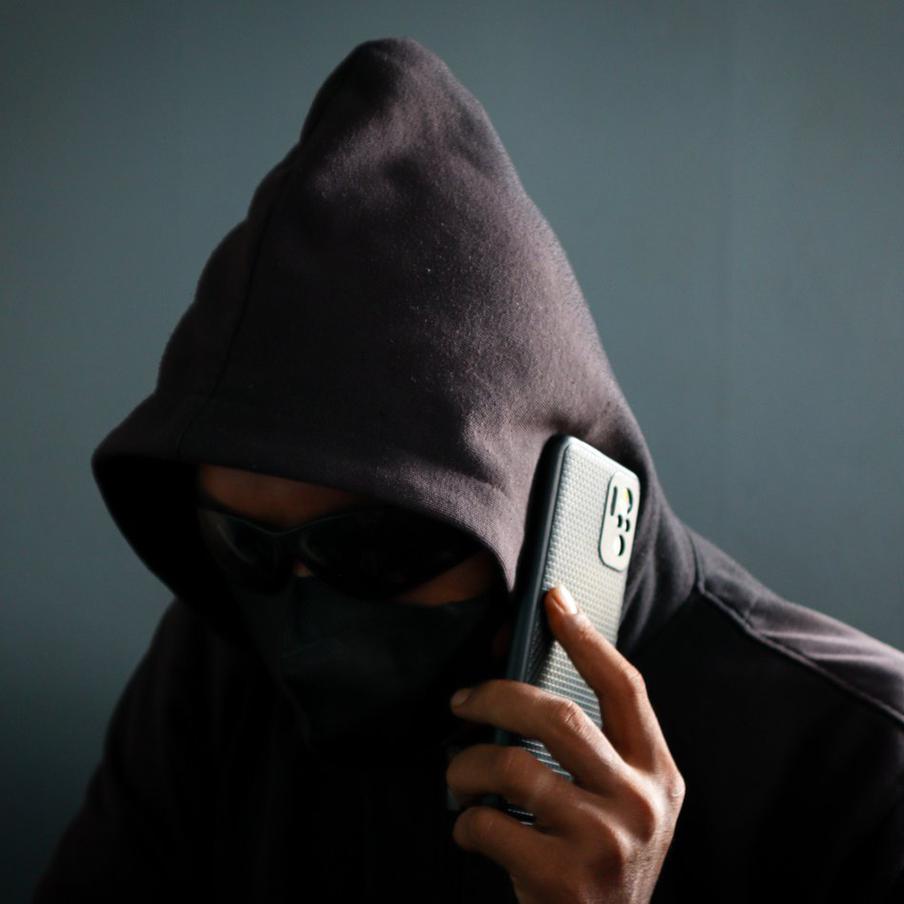 Мошенники придумали новую схему обмана россиян через маркетплейсы. Специалисты компании "МТС Защитник" предупреждают о новой мошеннической схеме, которая нацелена на граждан России. Злоумышленники получают несанкционированный доступ к аккаунтам пользователей на различных торговых площадках, включая маркетплейсы и специализированные сайты