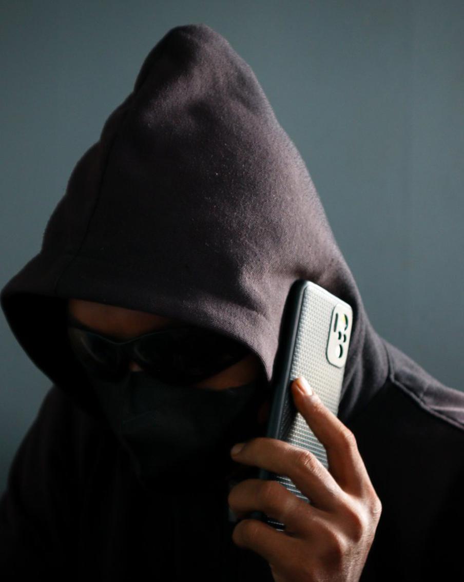 Мошенники придумали новую схему обмана россиян через маркетплейсы. Специалисты компании "МТС Защитник" предупреждают о новой мошеннической схеме, которая нацелена на граждан России. Злоумышленники получают несанкционированный доступ к аккаунтам пользователей на различных торговых площадках, включая маркетплейсы и специализированные сайты