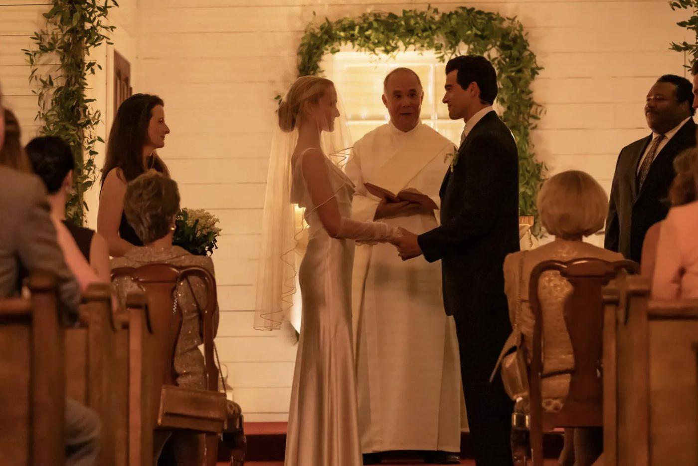 Свадебный образ Кэролин такой же мининималистичный, как и весь её гардероб.