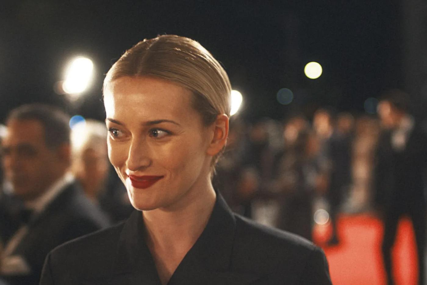 Из ярких акцентов у героини была разве что красная помада.