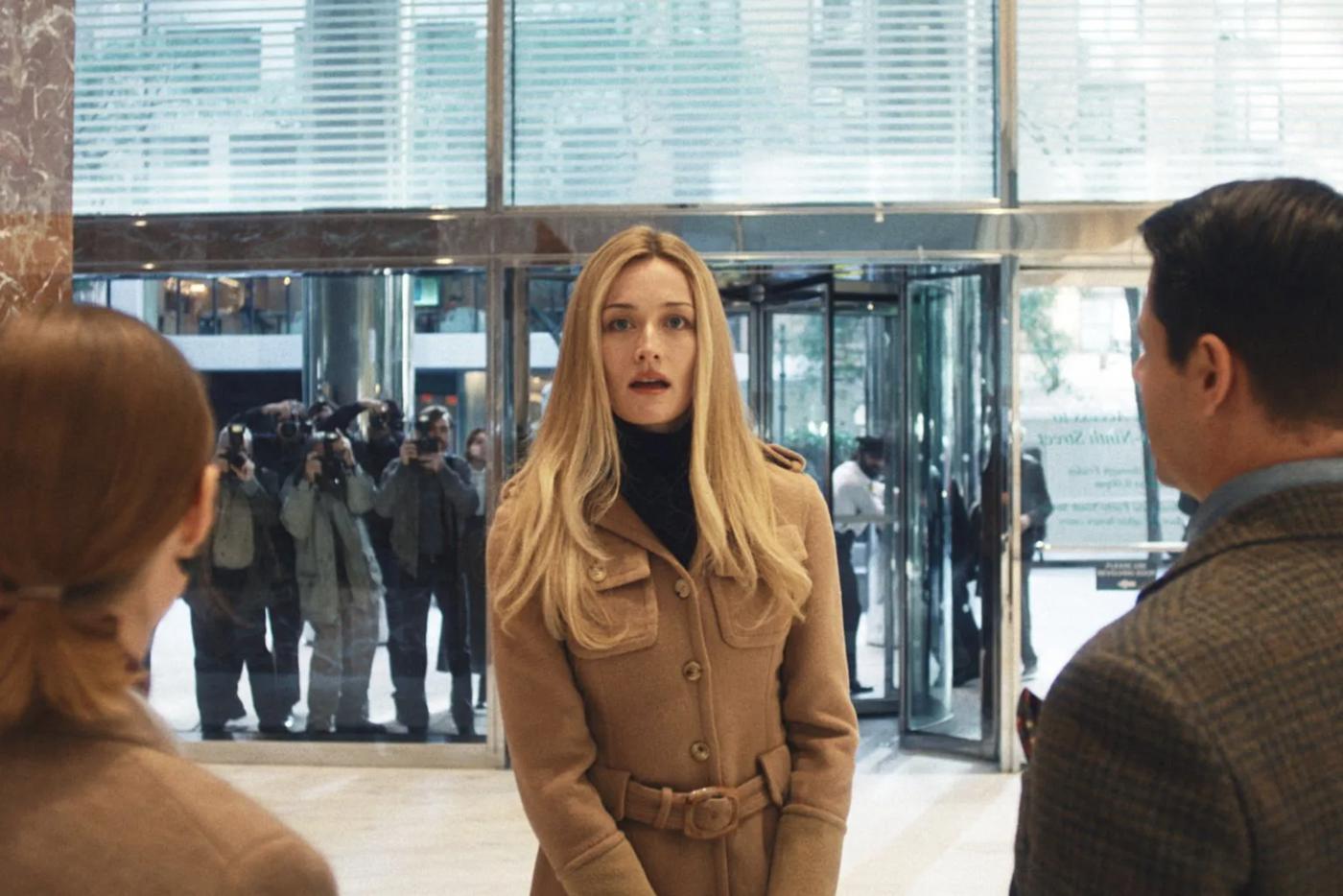 Стиль Кэролин Бессетт-Кеннеди в сериале Love Story: минимализм вместо роскоши