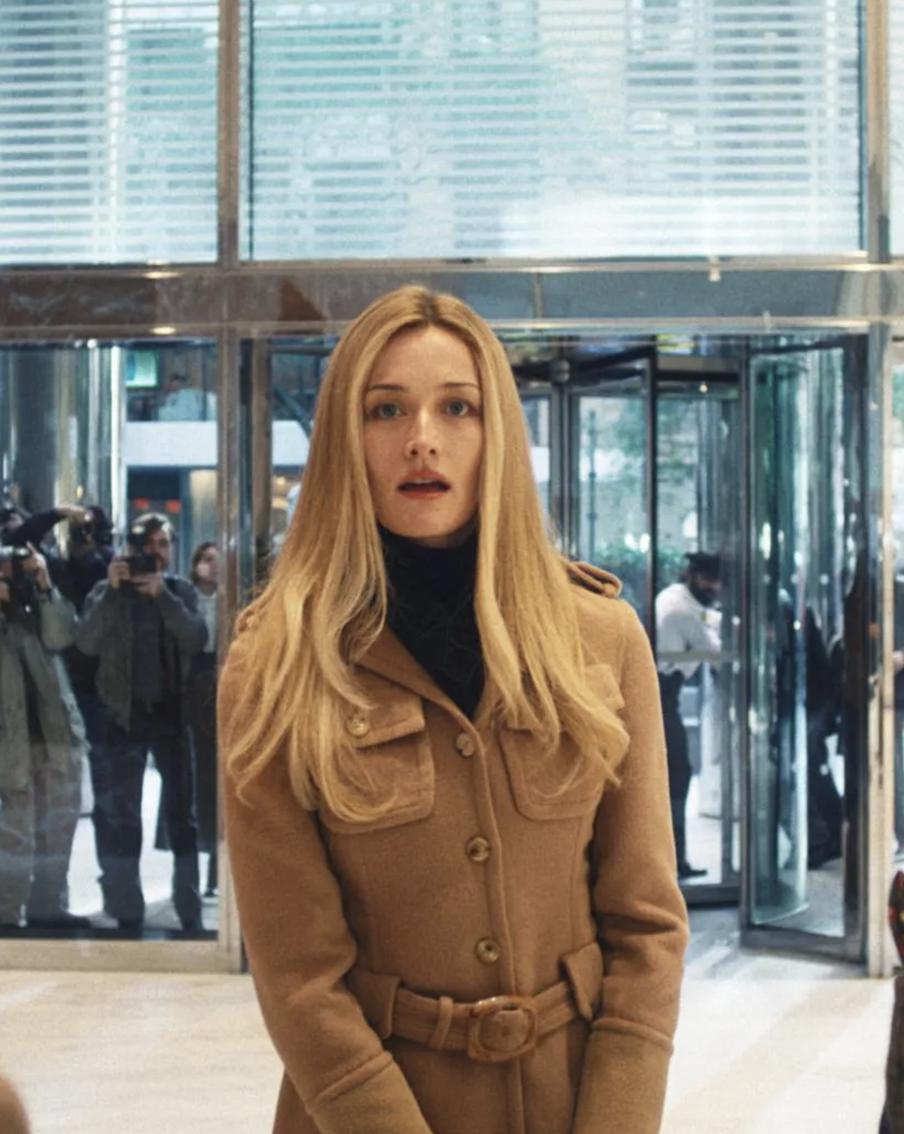 Стиль Кэролин Бессетт-Кеннеди в сериале Love Story: минимализм вместо роскоши