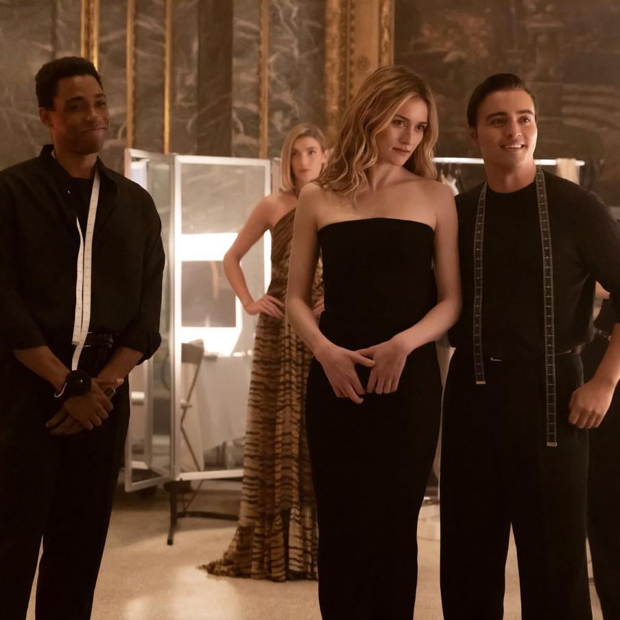 Бессетт не нужны были аксессуары, чтобы сделать образ завершённым.