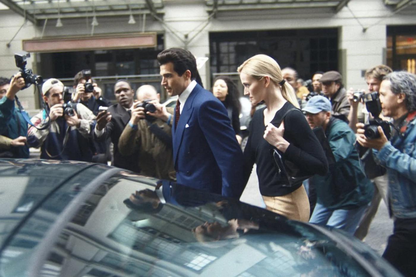 Выбор простых по дизайну вещей сделал стиль Кэролин независимым от модных трендов.