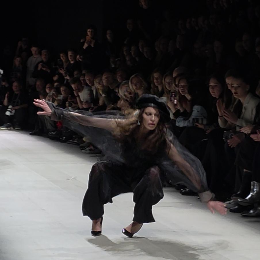 Драматичные кадры падения Валерии  Гюковой на дефиле Игоря Гуляева.