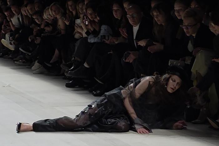 Драматичные кадры падения Валерии  Гюковой на дефиле Игоря Гуляева.