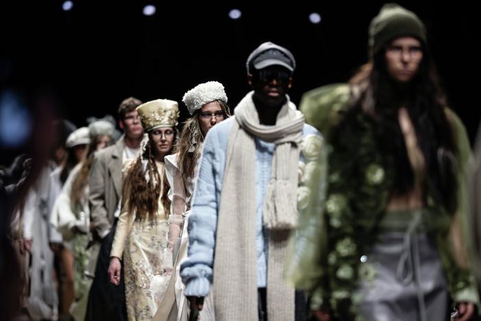 "Смещение с растяжением": рухнувшая на показе Игоря Гуляева модель стала звездой соцсетей