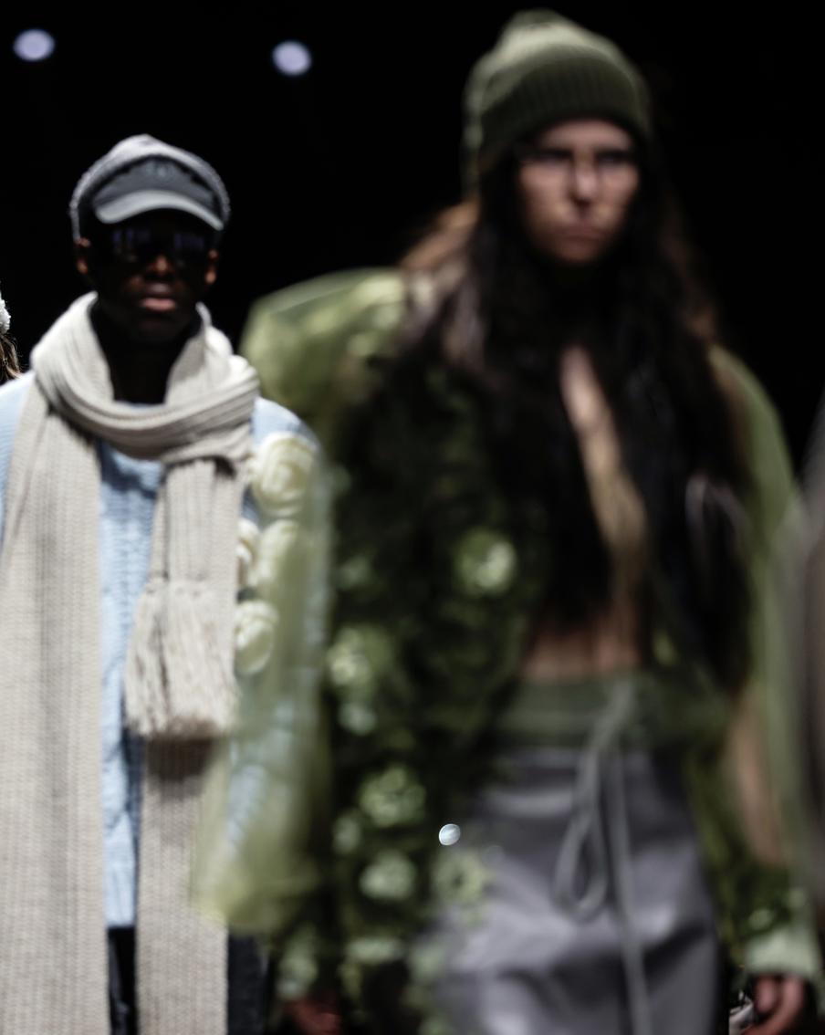 "Смещение с растяжением": рухнувшая на показе Игоря Гуляева модель стала звездой соцсетей