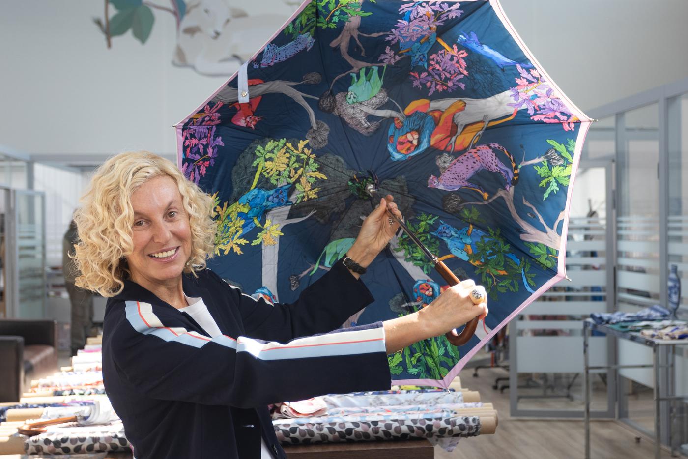 Напечатать в сервисе могут любой рисунок и любой цвет. Позднее ткань может стать частью модного шоппера – или яркого зонта, например.