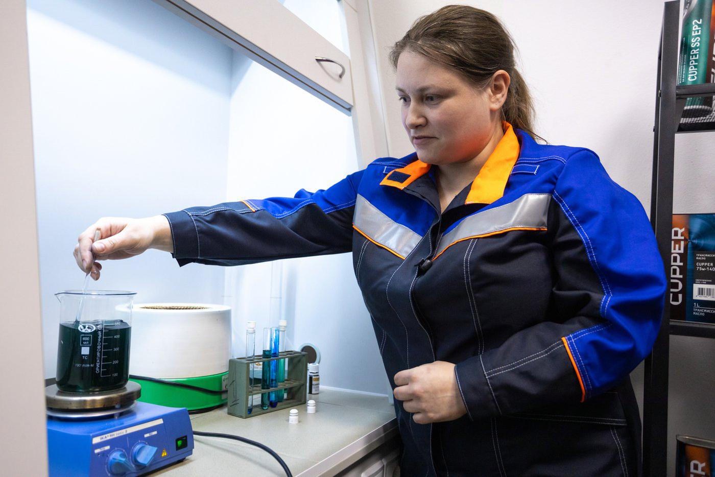 В лабораториях непрерывно идут испытания продукции и проверка качества.