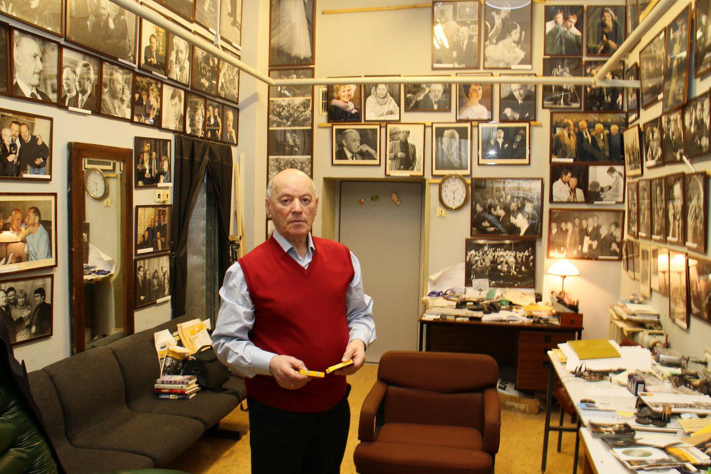 Игорь Александров в своей легендарной мастерской.