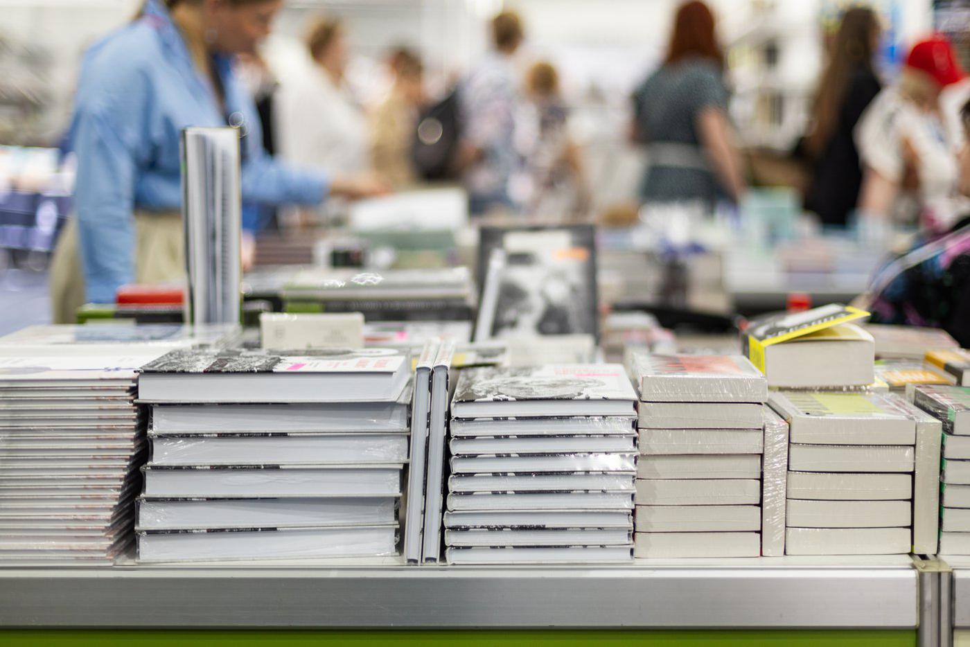 В России будут маркировать книги Ремарка, Сартра и Стейнбека
