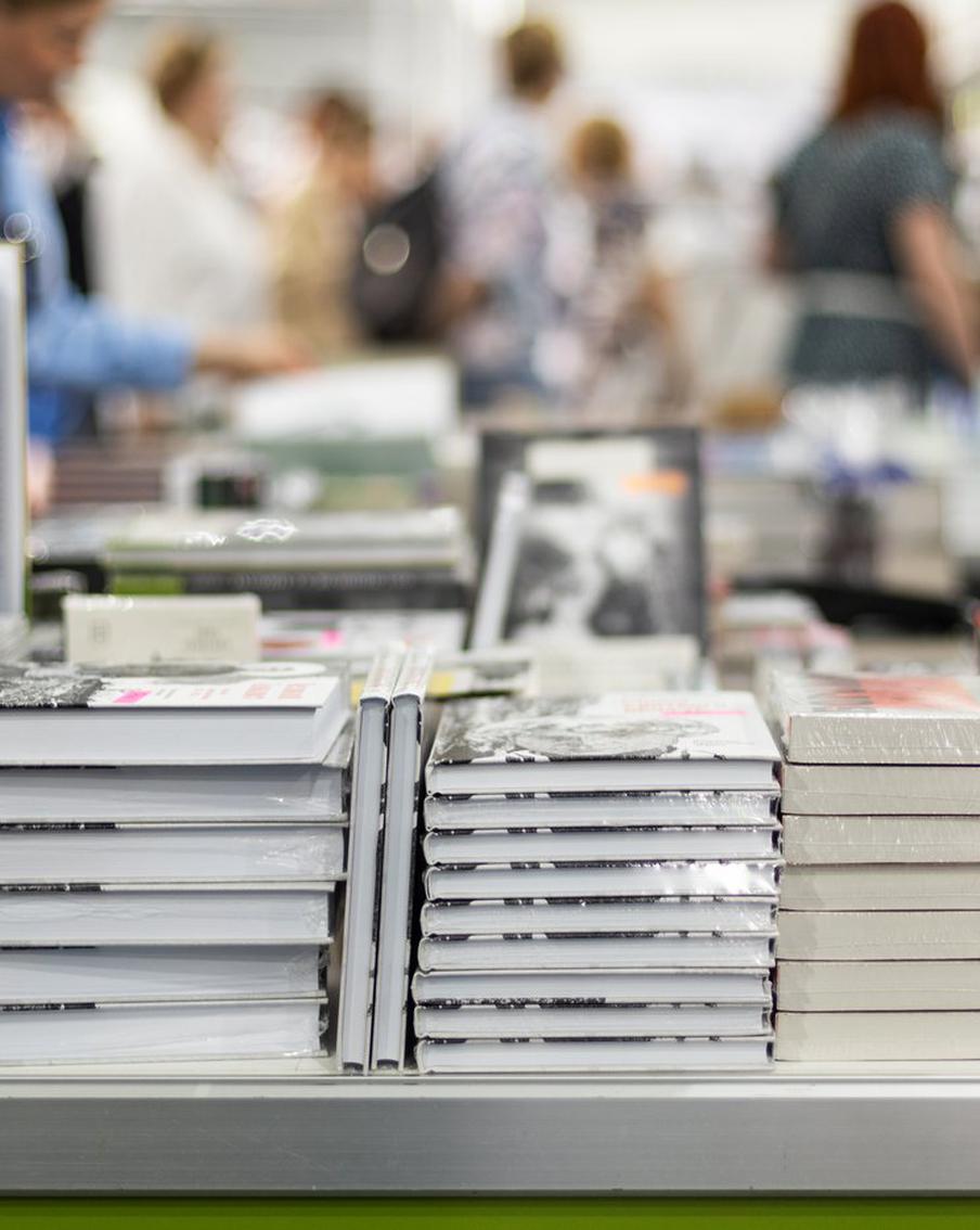 В России будут маркировать книги Ремарка, Сартра и Стейнбека. В соответствии с новым российским законодательством, направленным на противодействие пропаганде наркотиков, переиздания романов "Гэм" Эриха Марии Ремарка и "К востоку от Эдема" Джона Стейнбека, опубликованные после 1990 года, должны быть промаркированы особым образом