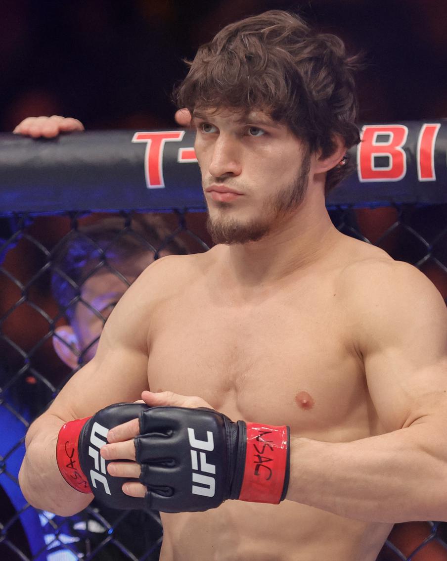 Непобеждённому россиянину Мовсару Елоеву должны дать шанс на титул в UFC