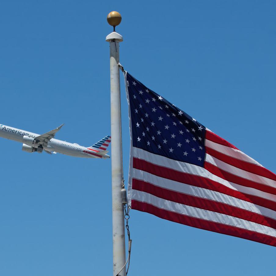 При ЧП с лайнером в аэропорту Нью-Йорка пострадали более 40 человек. 23 марта в нью-йоркском аэропорту Ла-Гуардия произошло трагическое событие: при посадке самолёт авиакомпании Air Canada столкнулся с пожарной машиной на взлётно-посадочной полосе. В результате этого происшествия погибли оба пилота, а также пострадал 41 человек, включая пассажиров, членов экипажа, спасателей и пожарных