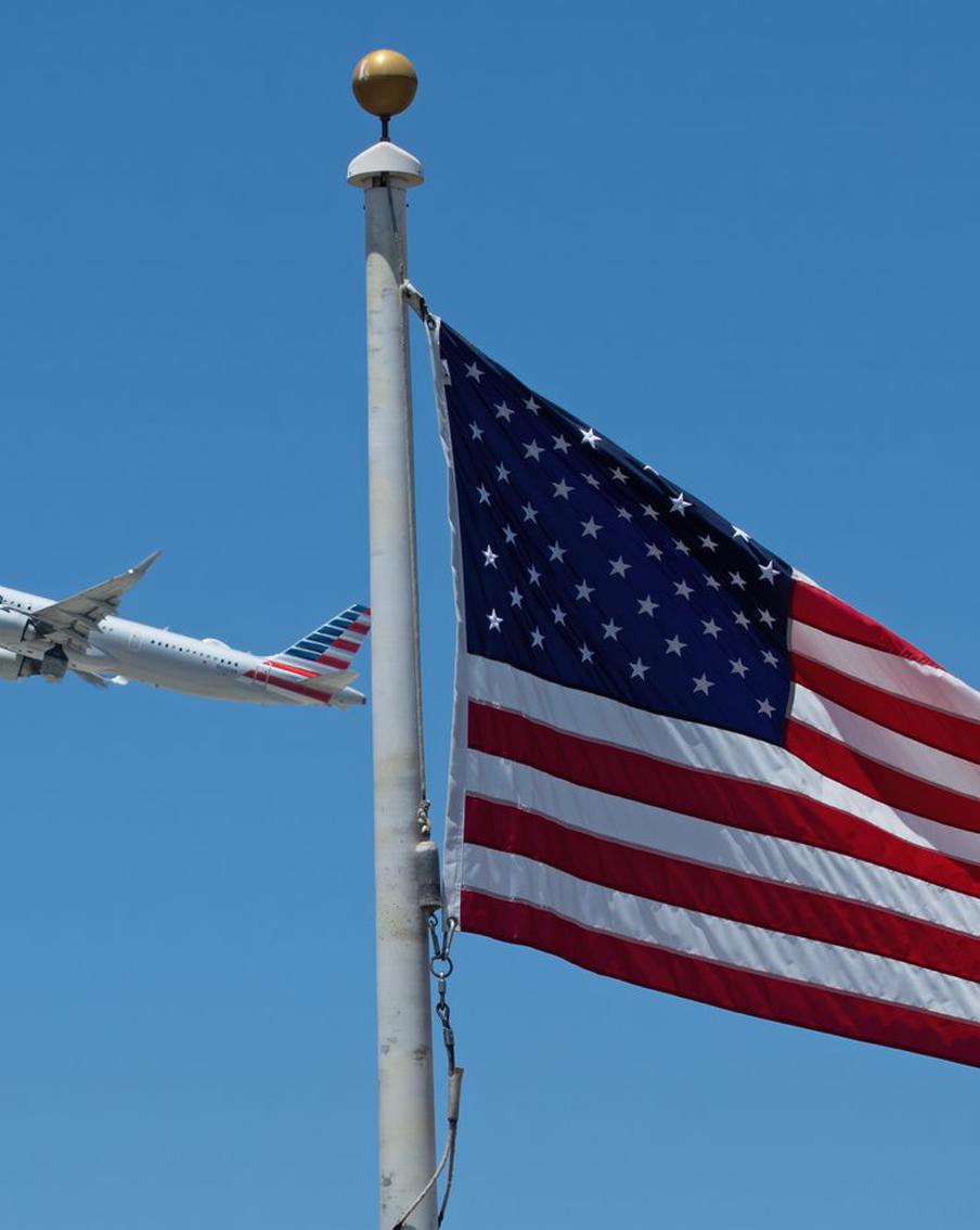 При ЧП с лайнером в аэропорту Нью-Йорка пострадали более 40 человек. 23 марта в нью-йоркском аэропорту Ла-Гуардия произошло трагическое событие: при посадке самолёт авиакомпании Air Canada столкнулся с пожарной машиной на взлётно-посадочной полосе. В результате этого происшествия погибли оба пилота, а также пострадал 41 человек, включая пассажиров, членов экипажа, спасателей и пожарных