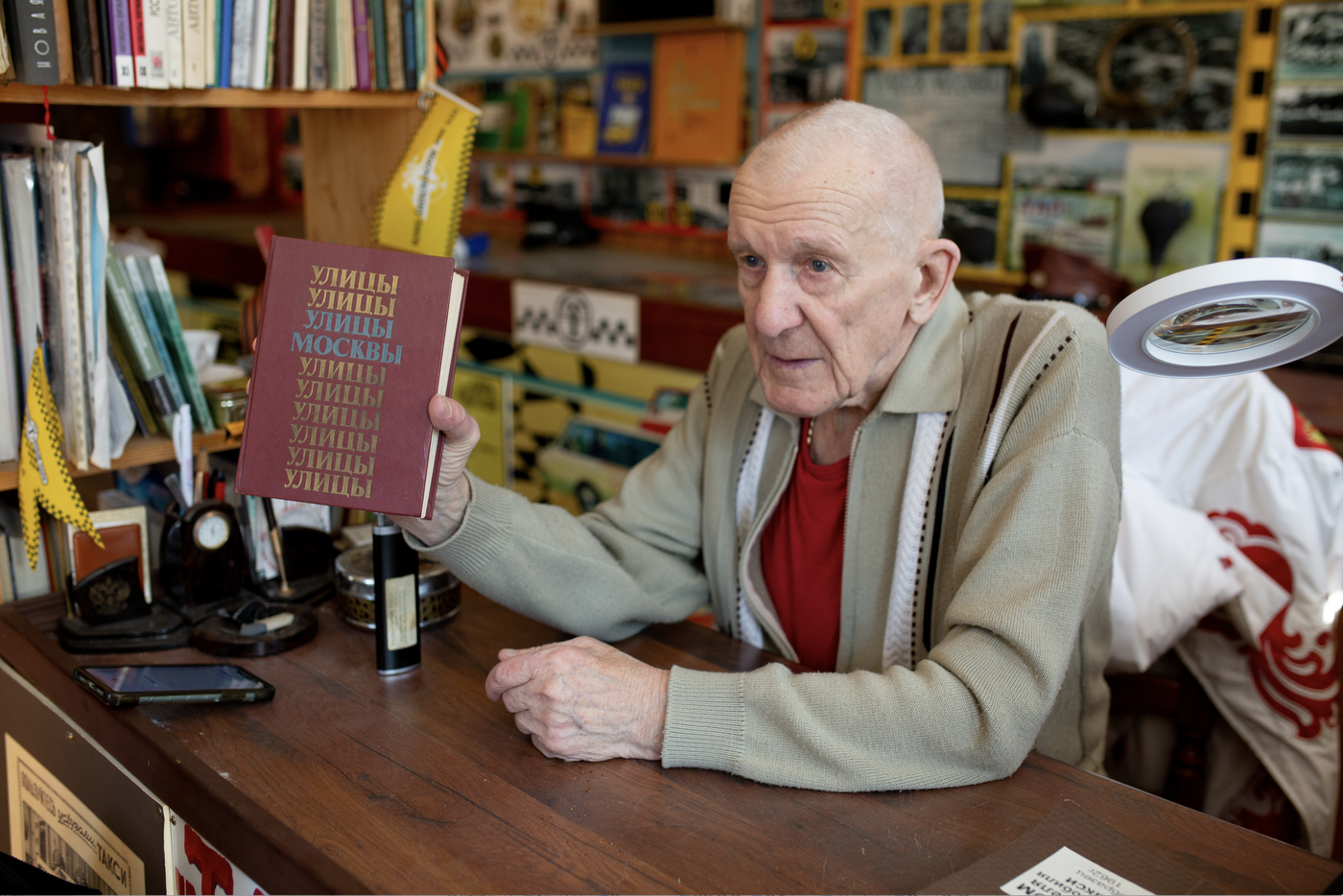 Виталий Карасёв со схемами улиц столицы