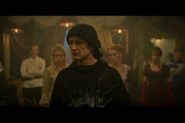 Кирилл Кяро смотрит, как актёры спектакля "Чёрная графиня" гибнут один за другим