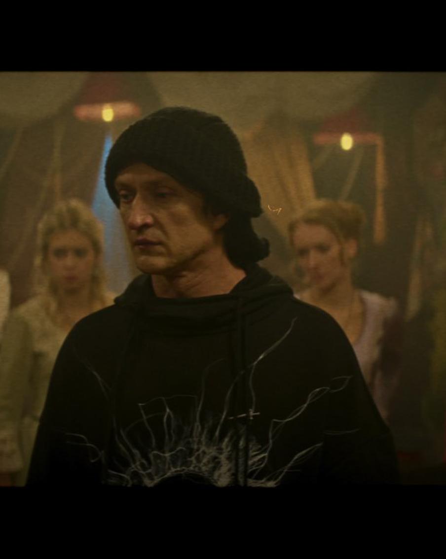 Кирилл Кяро смотрит, как актёры спектакля "Чёрная графиня" гибнут один за другим