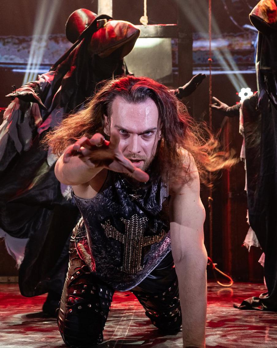 "Зрители напрасно считают, что все трюки продуманы и безопасны": Metro узнало, от чего страдают иллюзионисты