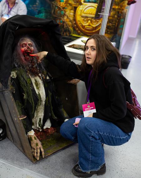 Возможно, такие же фанаты ужастиков, как я, захотят этим украсить свой домашний интерьер. Инсталляции довольно реалистичны и будут использоваться в кинопроизводстве.