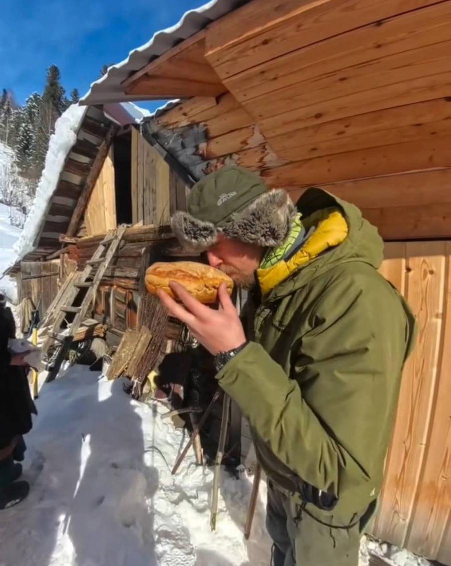 Путников Агафья угостила старообрядческим хлебом из столетней картошки – этот сорт семья Лыковых сохранила, когда бежала в тайгу.