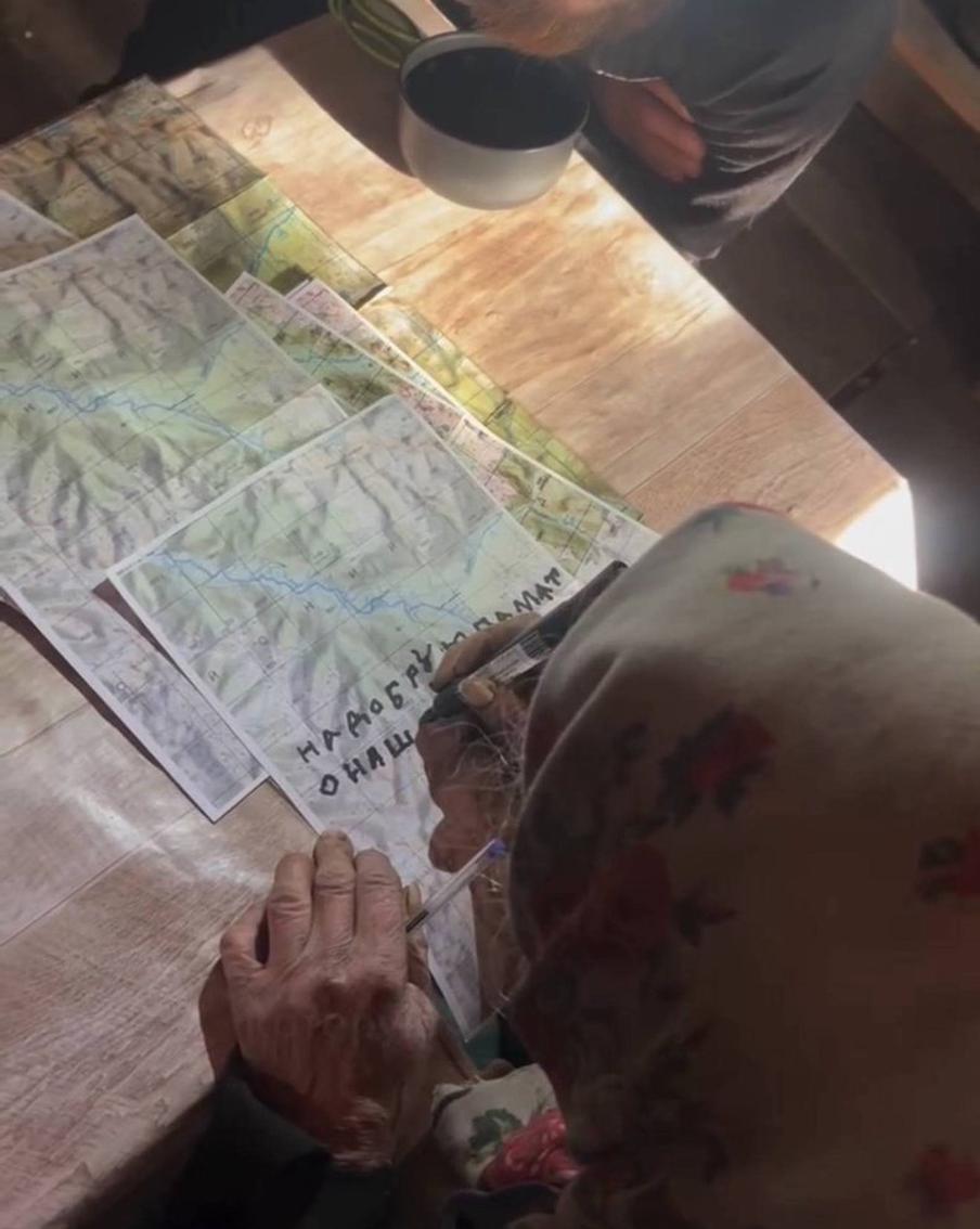 Агафья оставила автографы на память: подписала бумажные карты и книгу "Таёжный тупик" журналиста Василия Пескова.