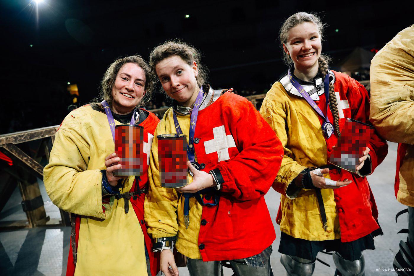 Победительницам – команде «Берн» – достались призы – спортивные витамины. Слева направо: Анастасия Мещерякова, Анна Сильченкова и Александра Бричка. 