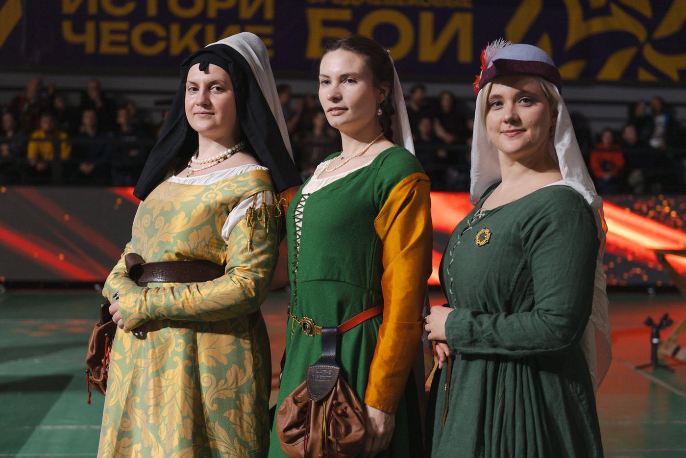 На "Мече России" кроме средневековых боёв можно полюбоваться и девушками в женственных исторических костюмах.  