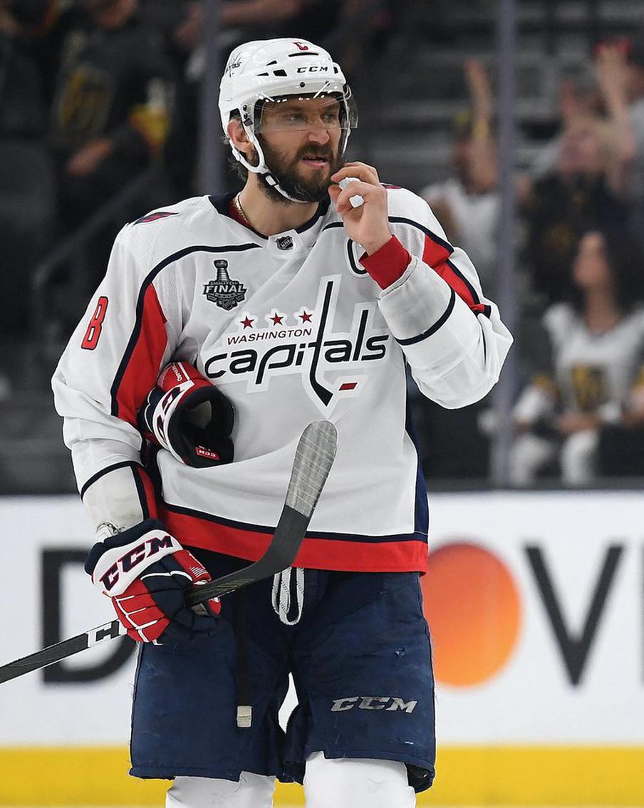 Хоккеист Александр Овечкин установил рекорд по количеству забитых шайб