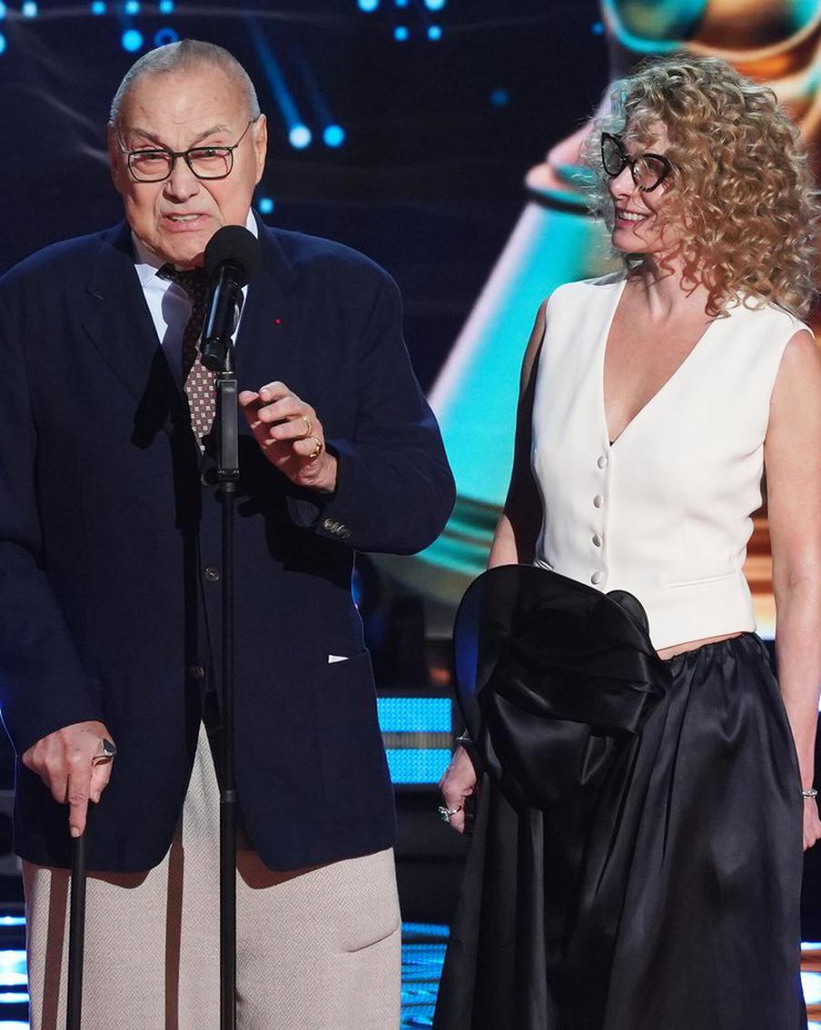 Машков отправил "Нику" побеждать на фронт, а Сурикова захотела раздать её по пёрышку