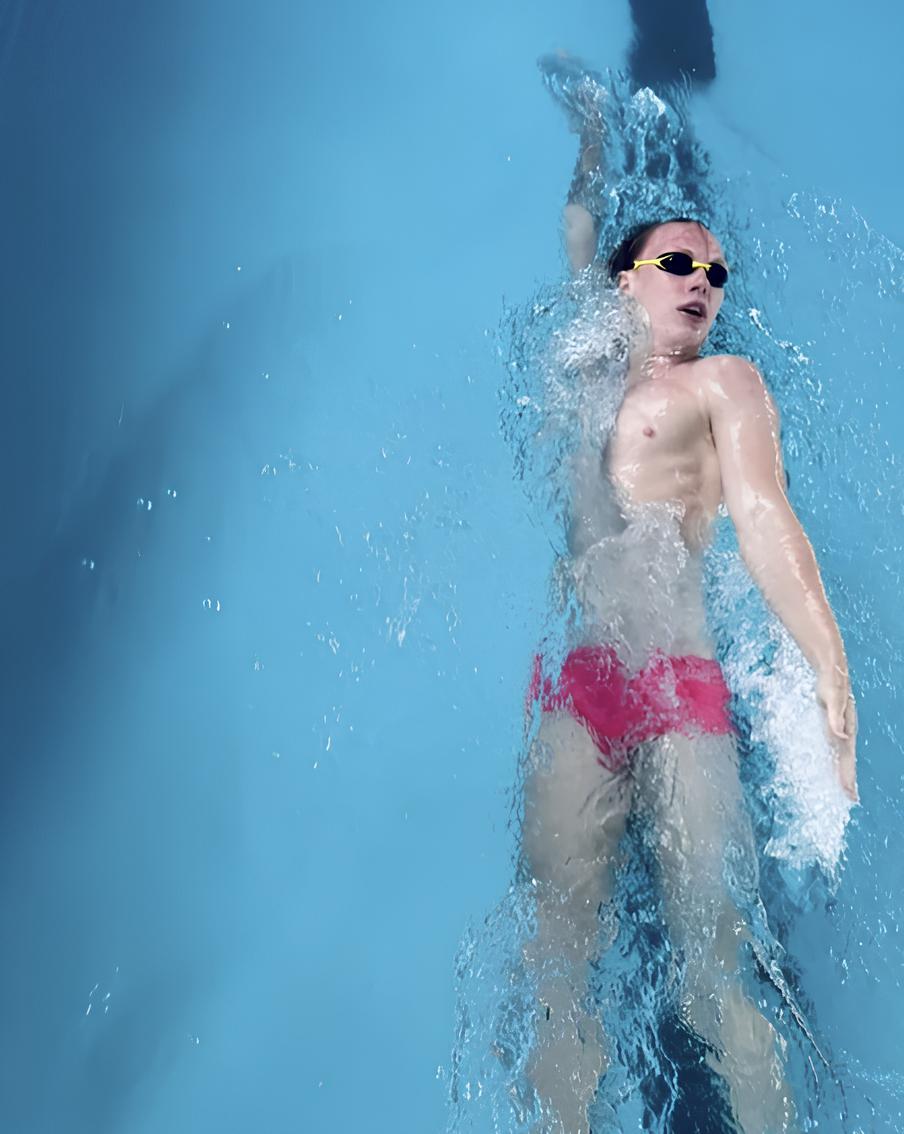 "Боюсь врезаться в бортик": незрячий пловец из Москвы покорил Италию