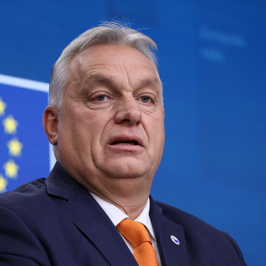 Орбан перекрыл газ для Украины в ответ на блокаду нефтепровода "Дружба". Венгрия прекратила экспорт газа на Украину до тех пор, пока Киев не возобновит транзит российской нефти по магистральному нефтепроводу. Об этом заявил премьер-министр Виктор Орбан