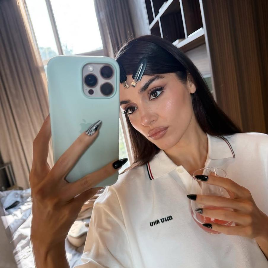 В Турции выдан ордер на арест звезды "Постучись в мою дверь" Ханде Эрчел. Популярная актриса оказалась в списке фигурантов масштабного антинаркотического расследования в Стамбуле. Эрчел, которая сейчас находится за границей, будет задержана сразу по возвращении в страну